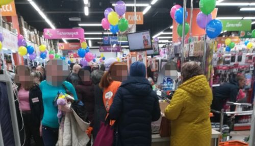 В Бийске во время карантина толпы горожан собрали на открытие магазина