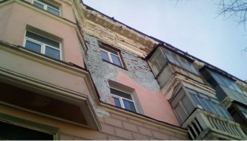 В центре Барнаула с верхних этажей здания рухнула штукатурка