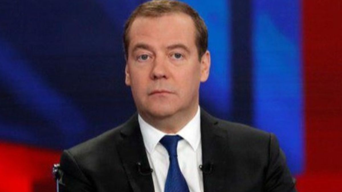 "Это совсем не игра": Медведев записал видеообращение к нации