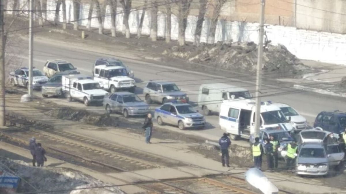 Соцсети: в Барнауле на нескольких полицейских машинах поймали "закладчиков"