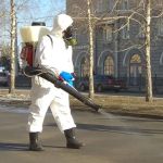 В защитных костюмах против коронавируса. Как в Барнауле дезинфицируют улицы