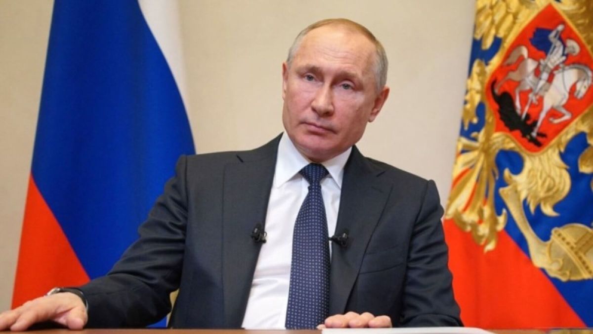 Песков объяснил отставание часов Путина во время обращения