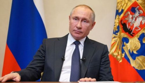 Песков объяснил отставание часов Путина во время обращения