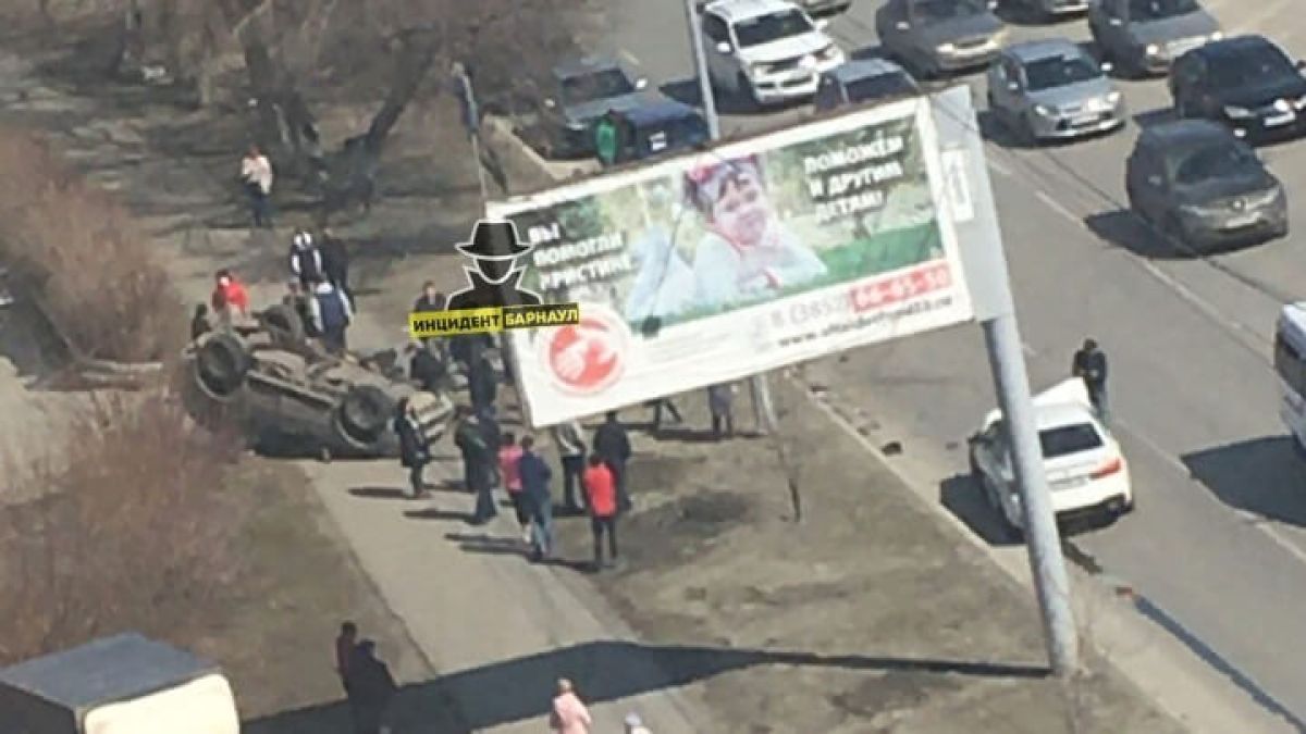 Авария с "перевертышем" произошла в центре Барнаула