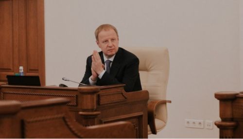 Вирус распространяется: губернатор Томенко обратился к жителям Алтайского края