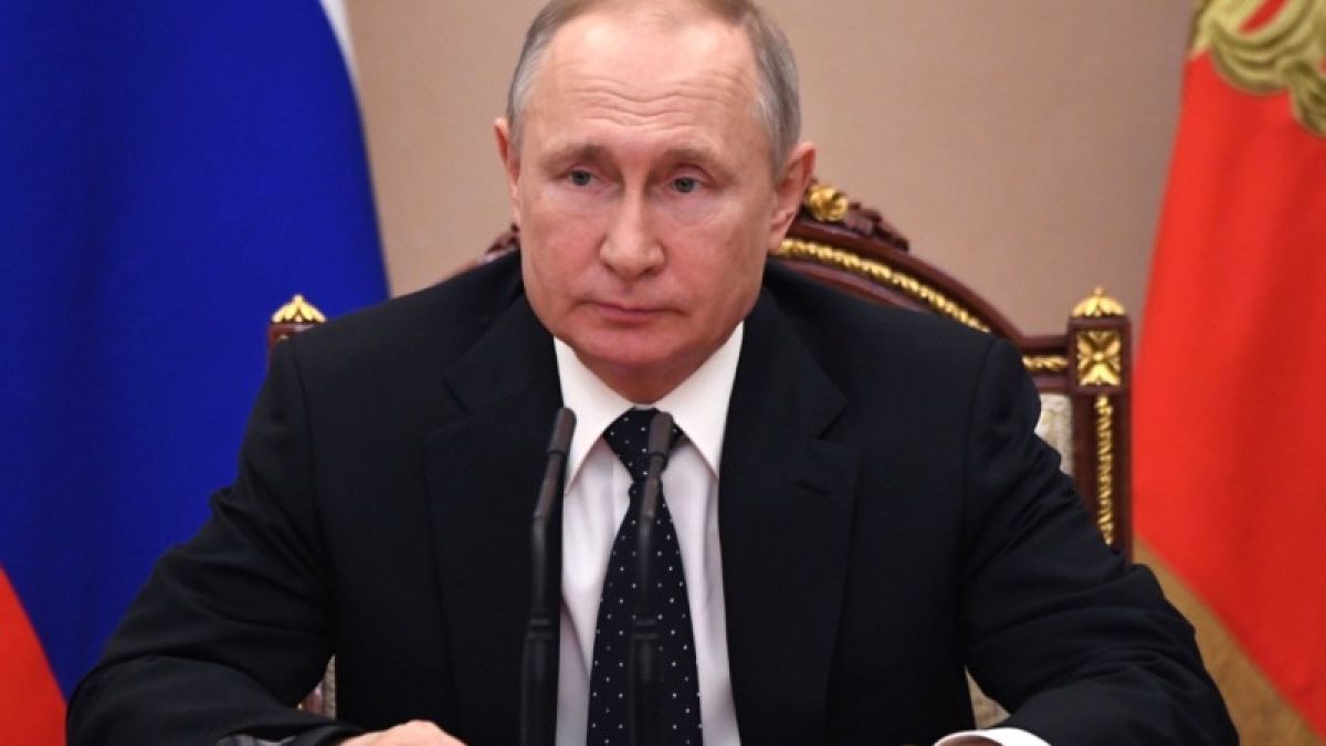 Путин утвердил выплаты семьям с детьми до трех лет