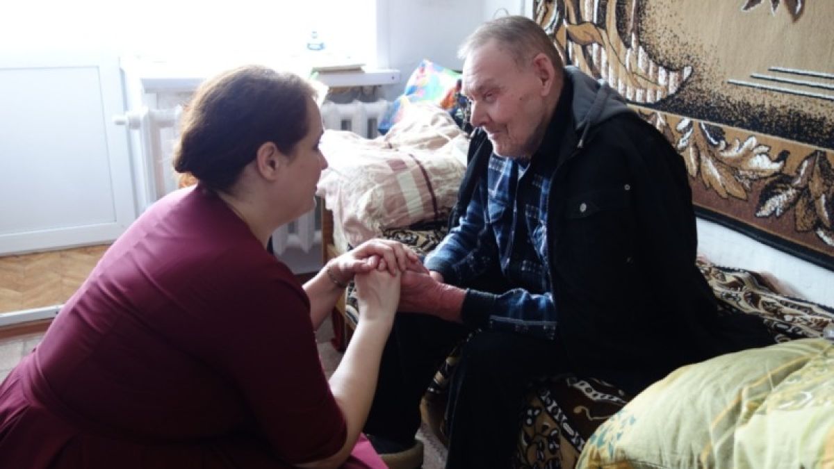 Постояльцев домов престарелых Алтайского края ограничили в прогулках