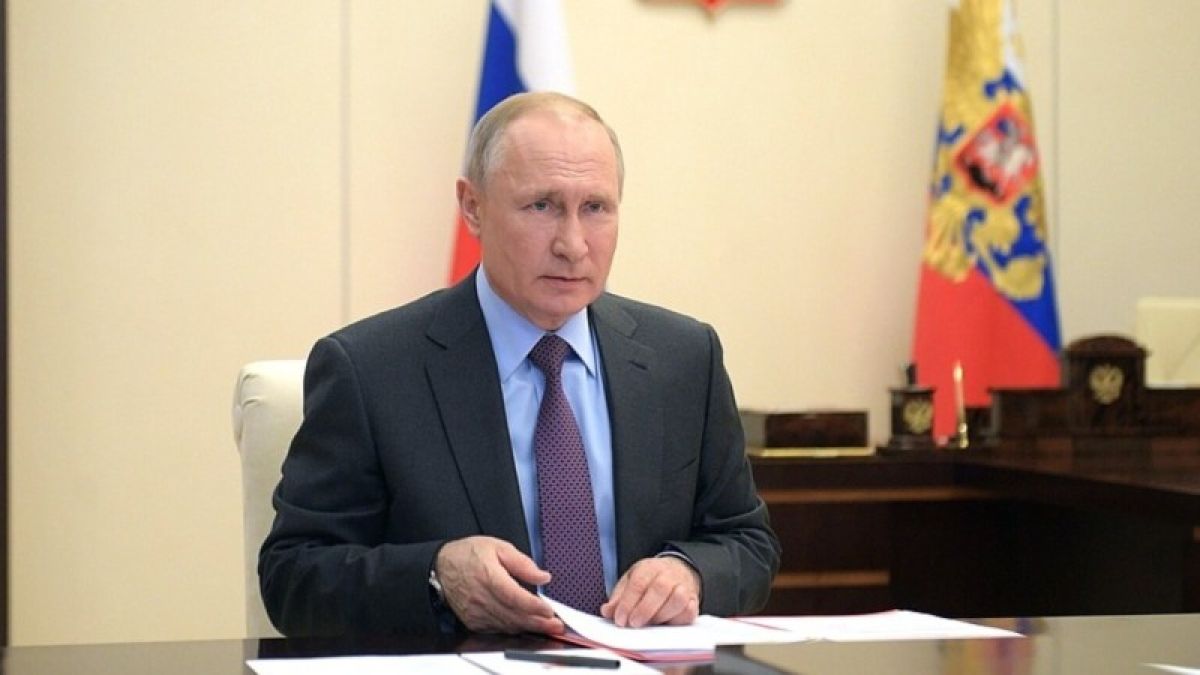 Путин назвал выплаты медикам, которые работают с больными COVID-19