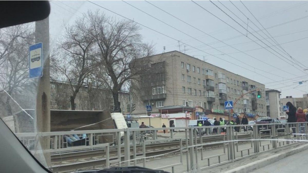 Грузовик перевернулся в Барнауле – дорогу засыпали газовые баллоны