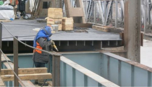 Дорожники показали, как ремонтируют старый мост в Барнауле