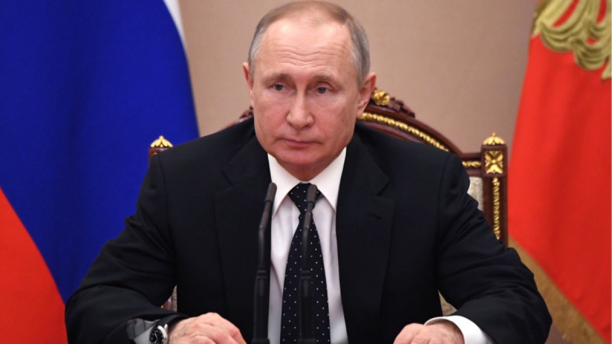 Путин велел поддержать рублем бюджеты регионов