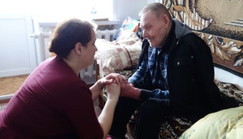 Почти 500 заявок: кто и как помогает пожилым людям в Барнауле пережить карантин