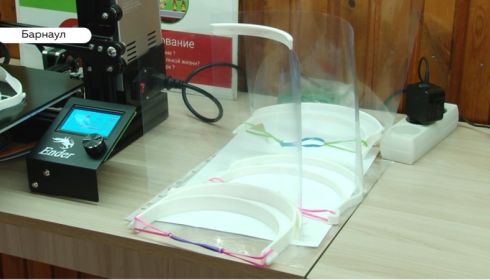 Жительница Барнаула печатает защитные маски на 3D-принтере и раздает больницам