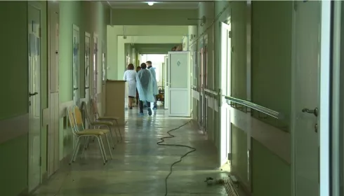 Думали, аппендицит: врачи удалили девятилетней девочке опухоль размером с кулак
