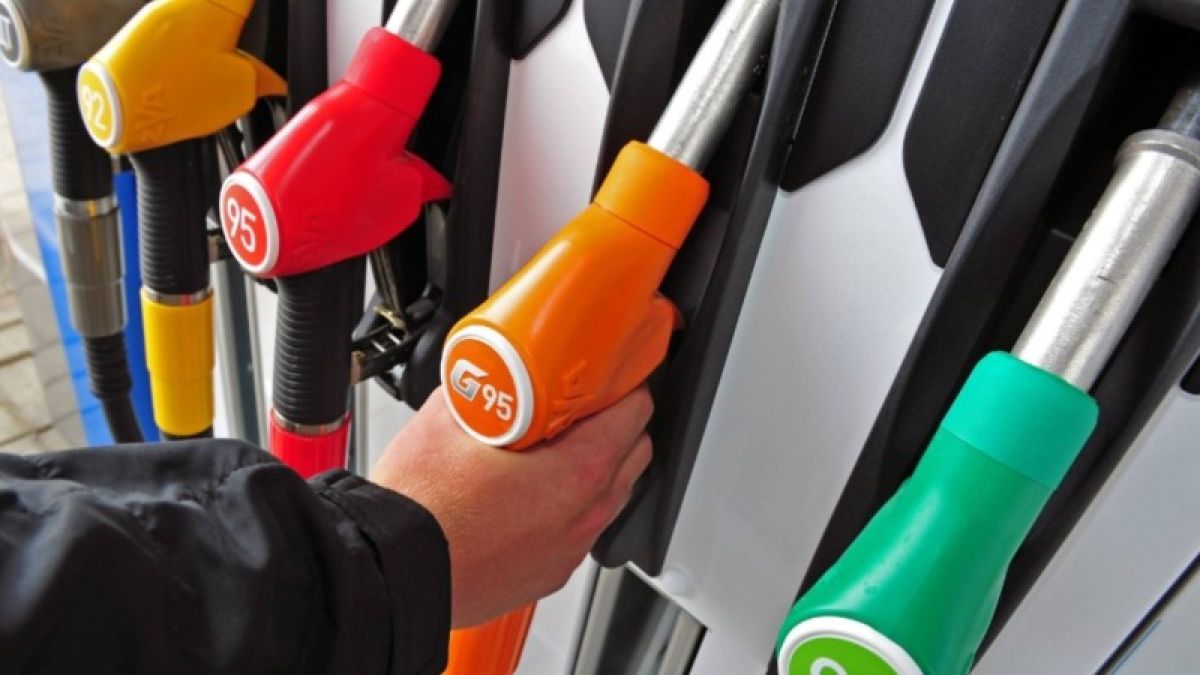 Цены на бензин начали падать в Алтайском крае