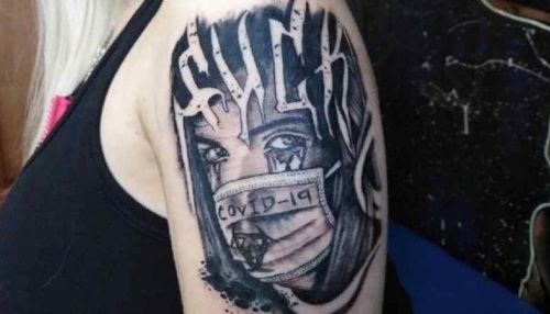 Сибирячка сделала татуировку с символом коронавируса