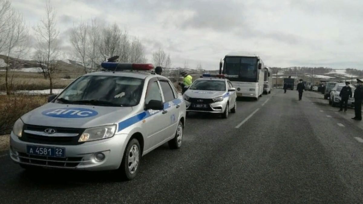 Алтайских туристов, прилетевших из азиатских стран, увезли домой под конвоем