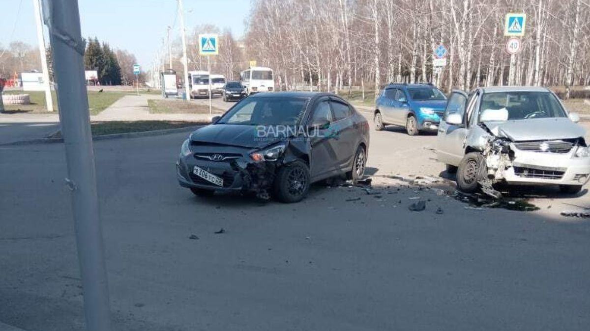 Две легковушки разбились на перекрестке в Барнауле