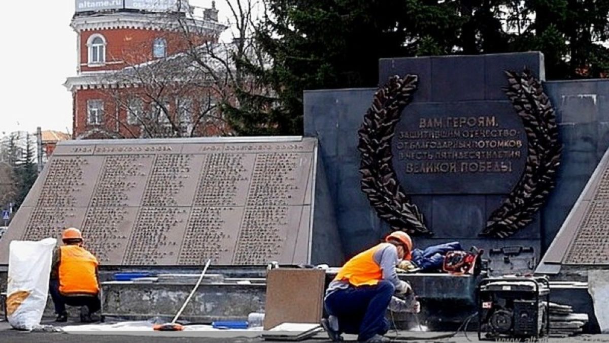 В Барнауле готовят памятники к юбилею Победы