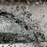 Под Новосибирском водитель влетела на машине в павильон и сбила школьницу