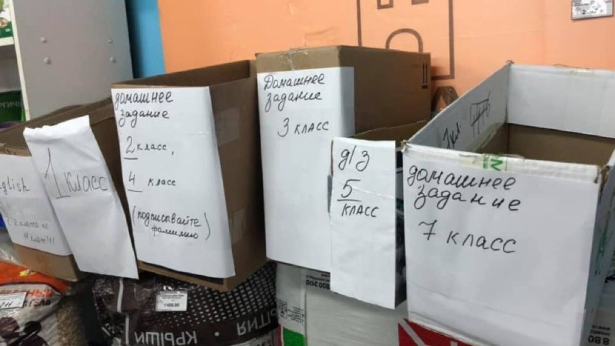 Задания для школьников в алтайском селе раскладывают по коробкам в хозмагазине