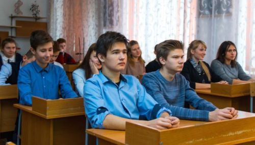 В 10 школах Алтайского края дети продолжают ходить на занятия
