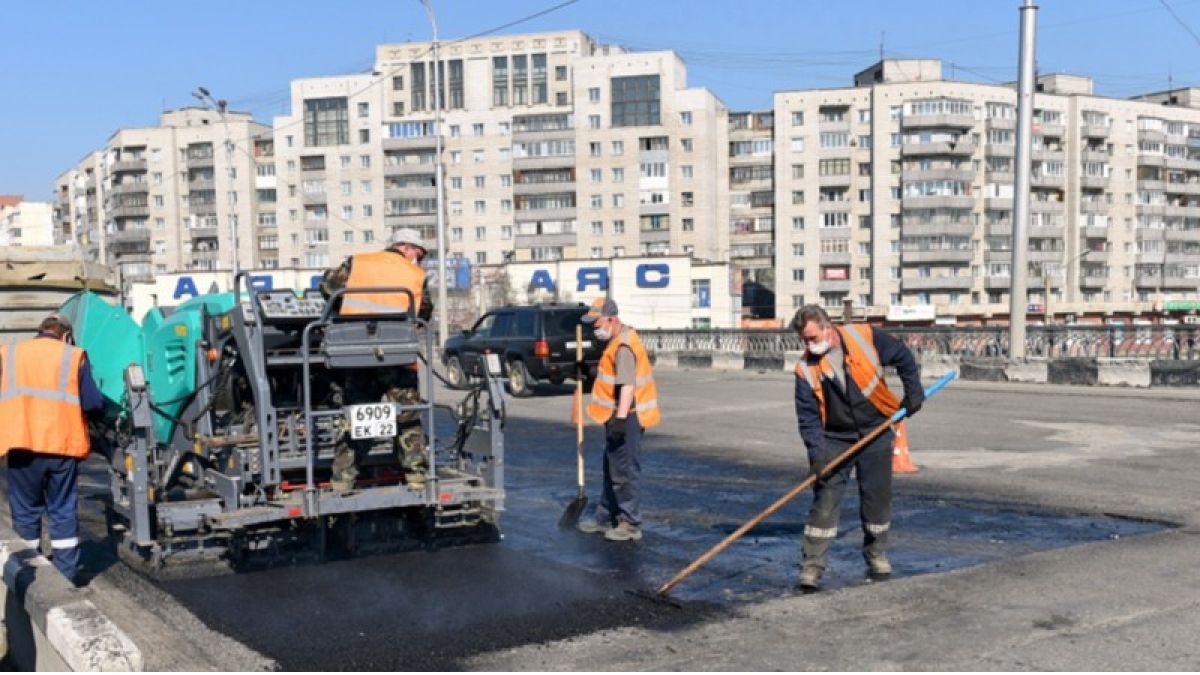"Качественно и в срок": Франк провел совещание по ремонту дорог в Барнауле
