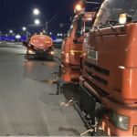 Женщина залезла на капот дезинфицирующей машины в Барнауле