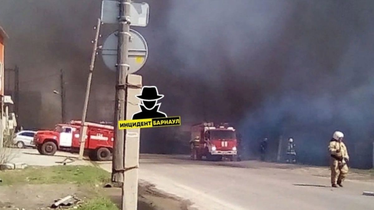 Район заволокло черным дымом: два пожара произошло в Барнауле