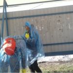 Коммунальщики в дождевиках обрабатывают остановки в Змеиногорске