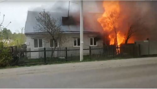 Открытым огнем: жилой дом вспыхнул в поселке под Барнаулом