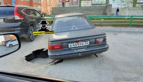Очередной провал: в Барнауле под автомобилем обвалился асфальт