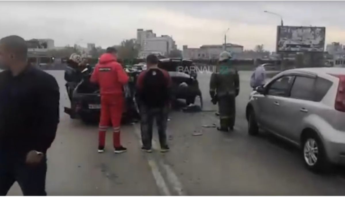 Тв барнаул сегодня. Авария в Барнауле 2017,30 апреля. ДТП В Барнауле по ул.Калинина.