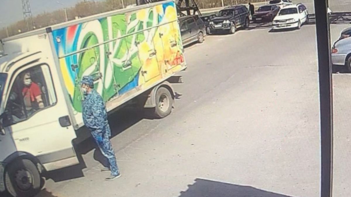 "Жестко": в Барнауле грузовик с мороженым раздавил легковушку задним ходом 