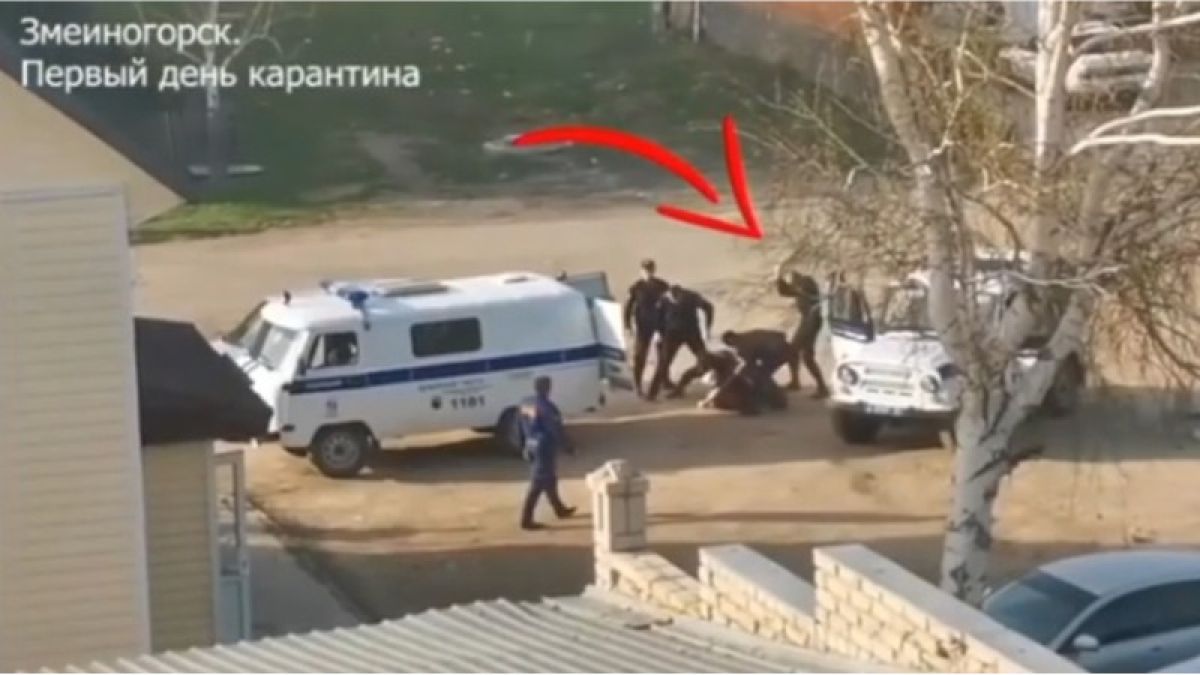 Дубинкой с размаху: полиция на Алтае проверяет видео с избиением задержанного 