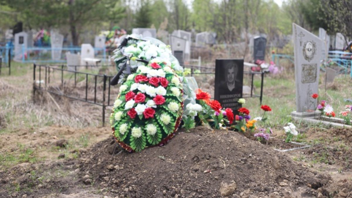 "Про вирус думать не хотим": как прошел Родительский день на кладбище Барнаула