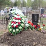 Про вирус думать не хотим: как прошел Родительский день на кладбище Барнаула