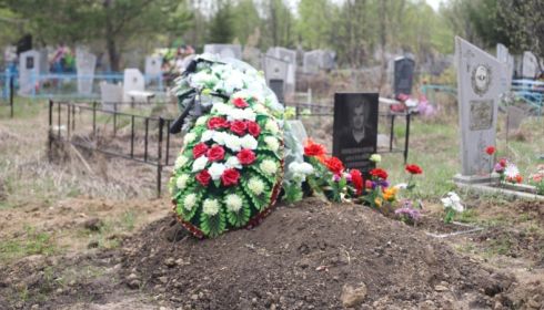 Про вирус думать не хотим: как прошел Родительский день на кладбище Барнаула