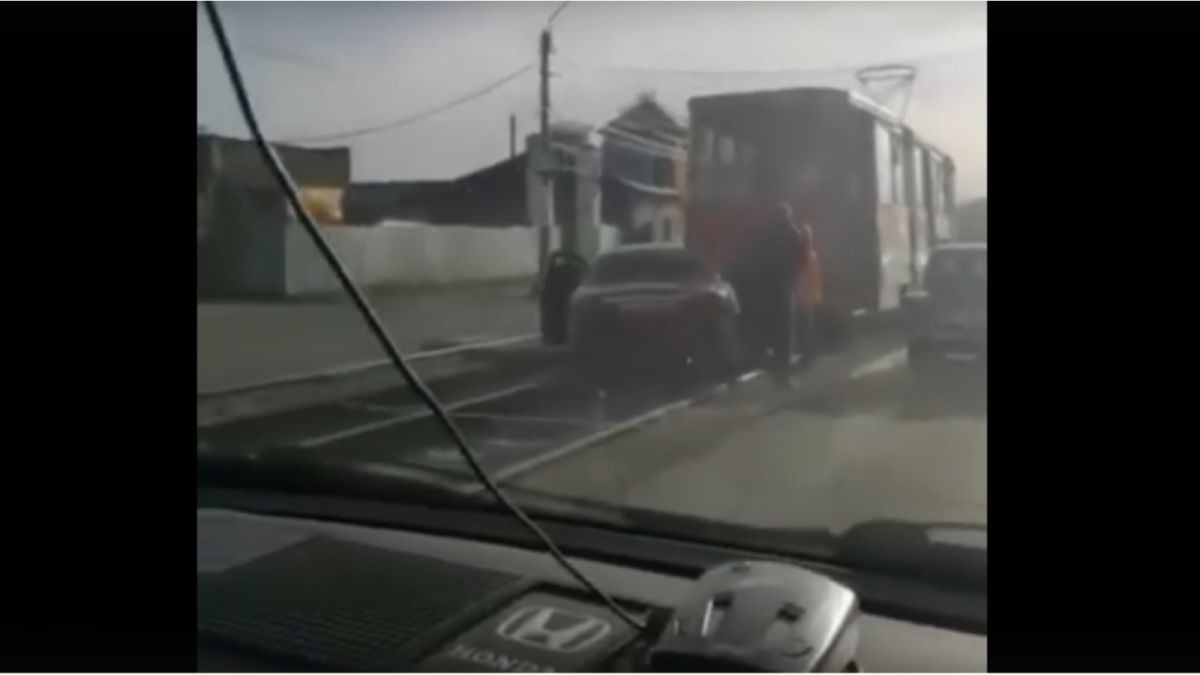 Авария в Бийске: иномарка "догнала" трамвай на путях