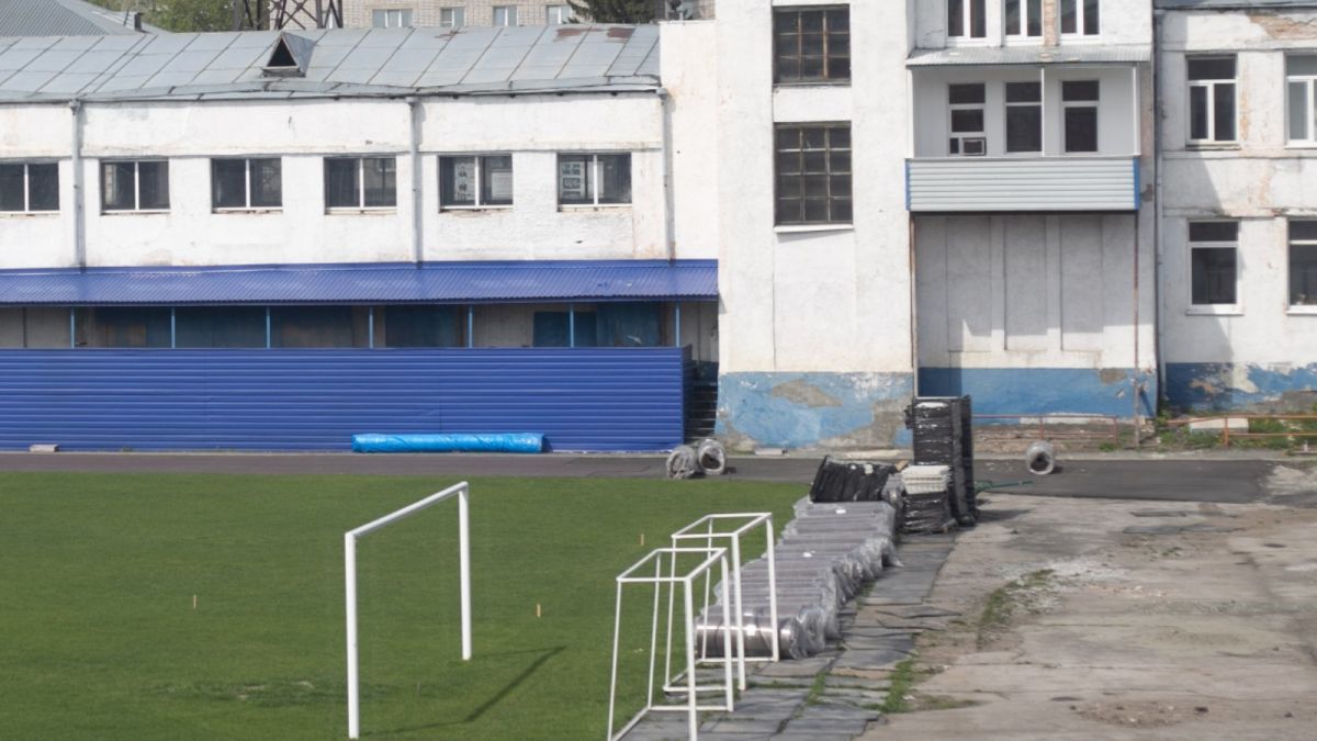 На барнаульском стадионе "Динамо" укладывают новые легкоатлетические дорожки  