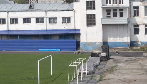 На барнаульском стадионе Динамо укладывают новые легкоатлетические дорожки  