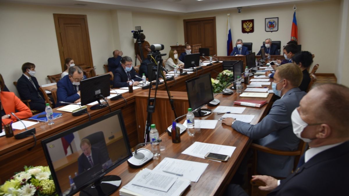 Алтайские депутаты поспорили о налоге для самозанятых, но поддержали его
