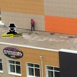 Юный барнаулец справил нужду на крыше кафе в районе новостроек