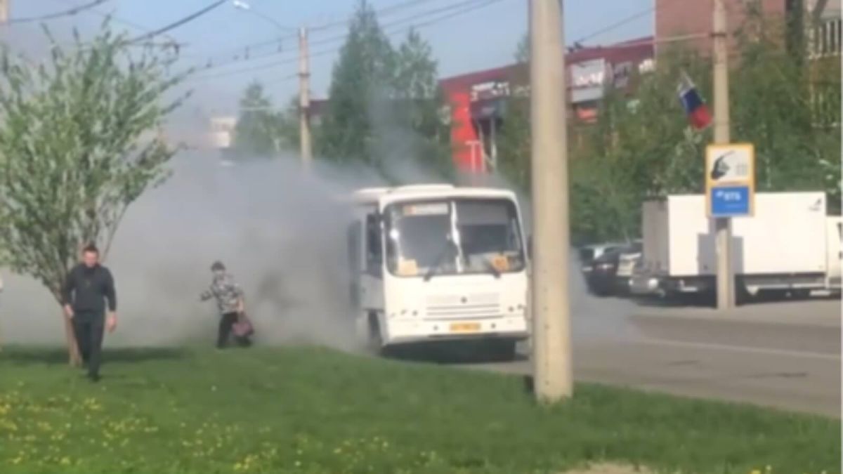 Люди выскакивали из салона: в Барнауле на ходу задымилась маршрутка