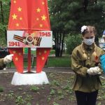 Школьники в масках раздают георгиевские ленты детям войны в Барнауле