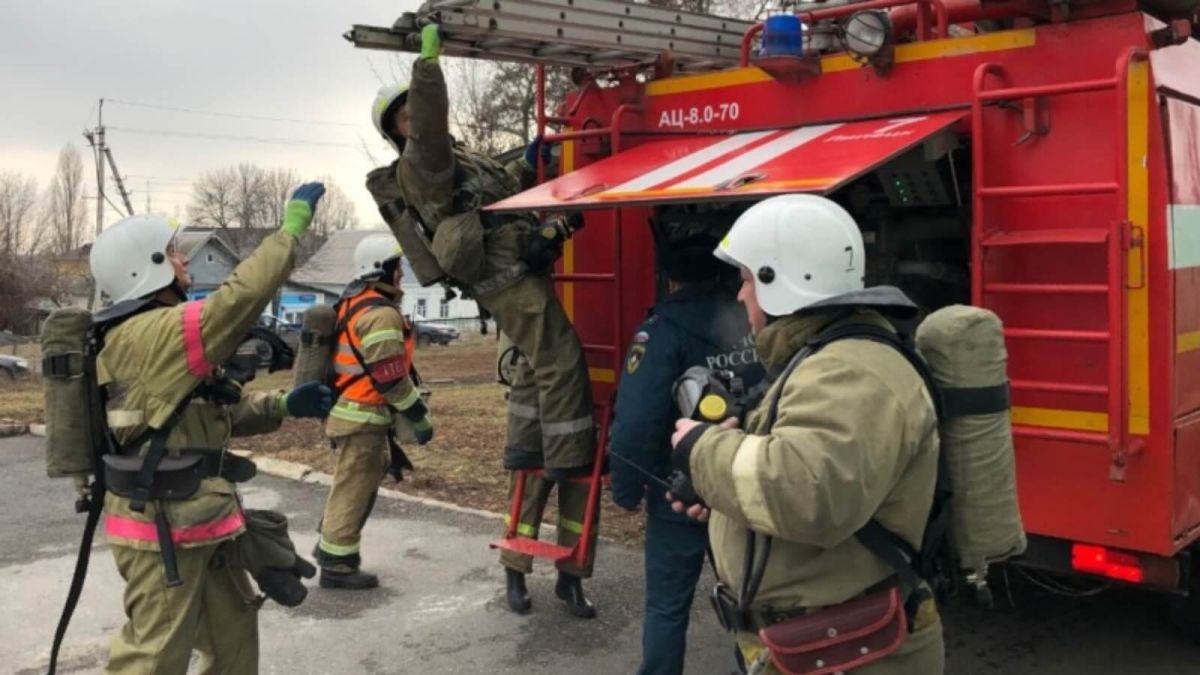 "Остались на балконе": взрослого и ребенка спасли из горящей квартиры в Барнауле