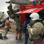 Остались на балконе: взрослого и ребенка спасли из горящей квартиры в Барнауле