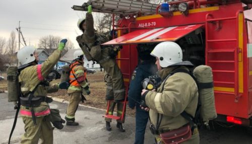 Остались на балконе: взрослого и ребенка спасли из горящей квартиры в Барнауле