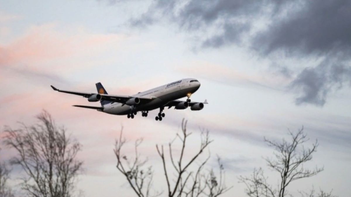 Самолет SSJ совершил экстренную посадку в Шереметьево