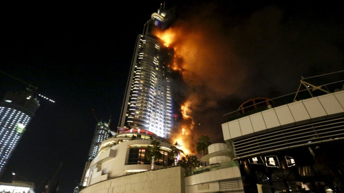 Пламя охватило жилой небоскреб в ОАЭ, есть пострадавшие